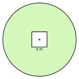 B6 I en sirkelformet hage med radius 10 m er det et hellelagt kvadratisk område med side 4 m i midten. Det skal sås gress i hagen.