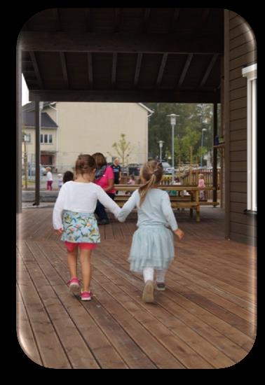 1 INNLEDNING Hei, og velkommen til det første året i helt ny barnehage. Det var med stolthet og glede vi åpnet den nye barnehagen i Kråkstad 1. august.