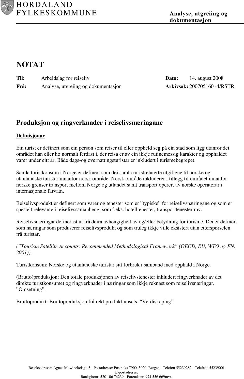 eller oppheld seg på ein stad som ligg utanfor det området han eller ho normalt ferdast i, der reisa er av ein ikkje rutinemessig karakter og opphaldet varer under eitt år.