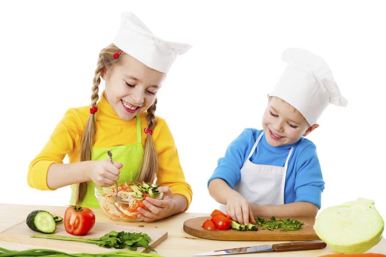 *AKTIVITET Serveringstips og aktiviteter Når retten forberedes er det flott om barna får være med! Lag til et verksted på kjøkkenbenken og la barna få lage sin egen variant.