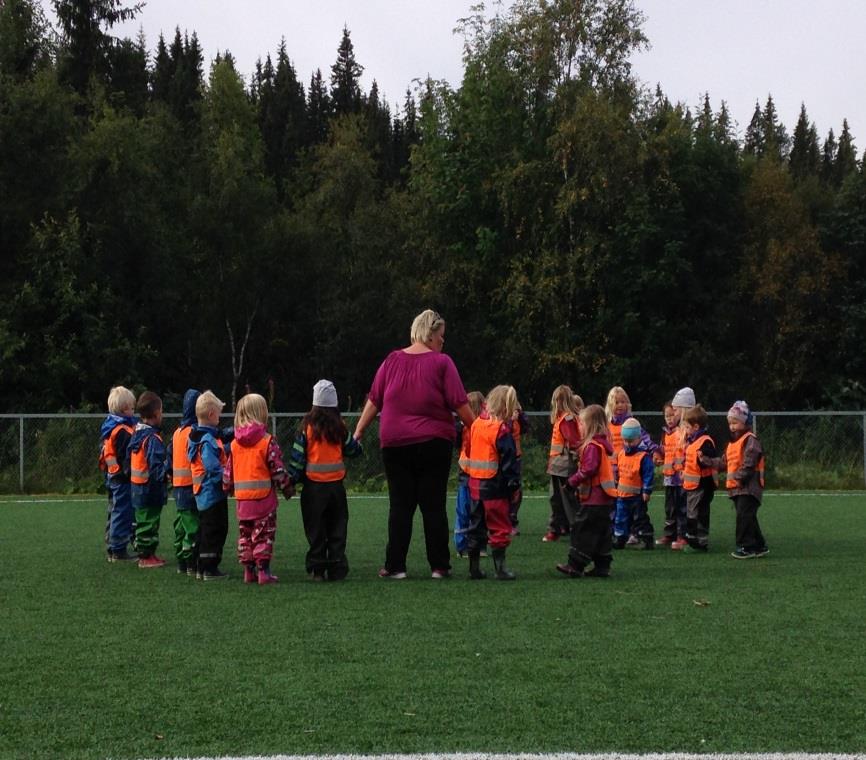 På fellesturene våre på onsdager har vi fokus på sang og bevegelses-leker. Her får personalet frisket opp det de selv lekte med da de var små, samtidig som de får lære nye leker som barna kan.