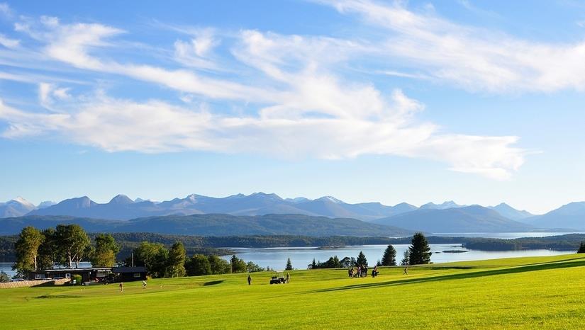 Golf Golfbanen til Molde ligger 10 min kjøring fra Seilet. Bli med dit og få et innblikk i golfens mystikk og mysterier. En golfinstruktør vil lære deg alt om grep og sikting.