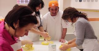 Matlagingskurs på VECCHIA SCUOLA BOLOGNESE Nyt en klasse i matlaging på den mest tradisjonelle skolen - Bolognese kokkeskole!