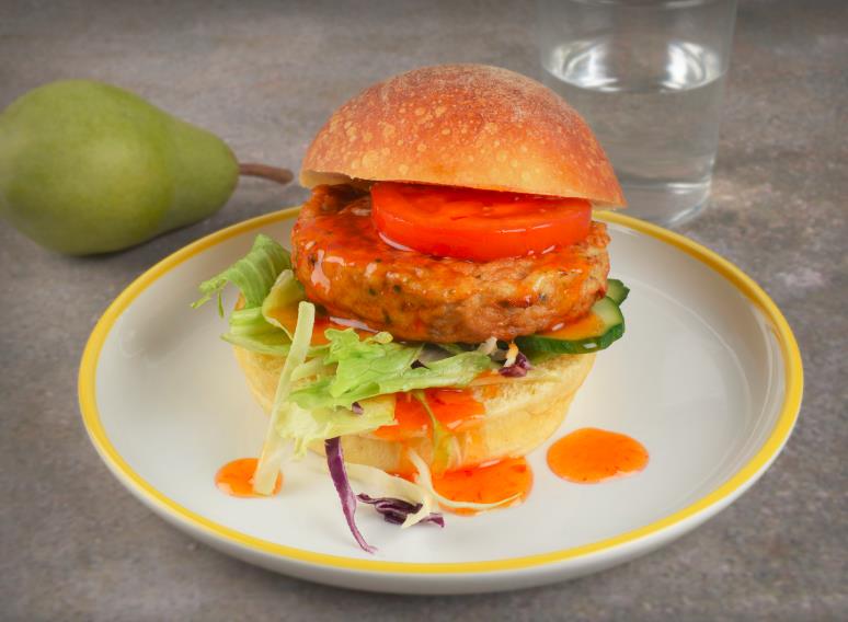 FREDAG AKTIVITET* GROV FISKEBURGER MED SALAT OG SWEET CHILISAUS Allergener: Grov fiskeburger: Fisk, melk Burgerbrød: Gluten Kan inneholde spor av: Melk, sesam, soya Sweet chilisaus Beskrivelse av