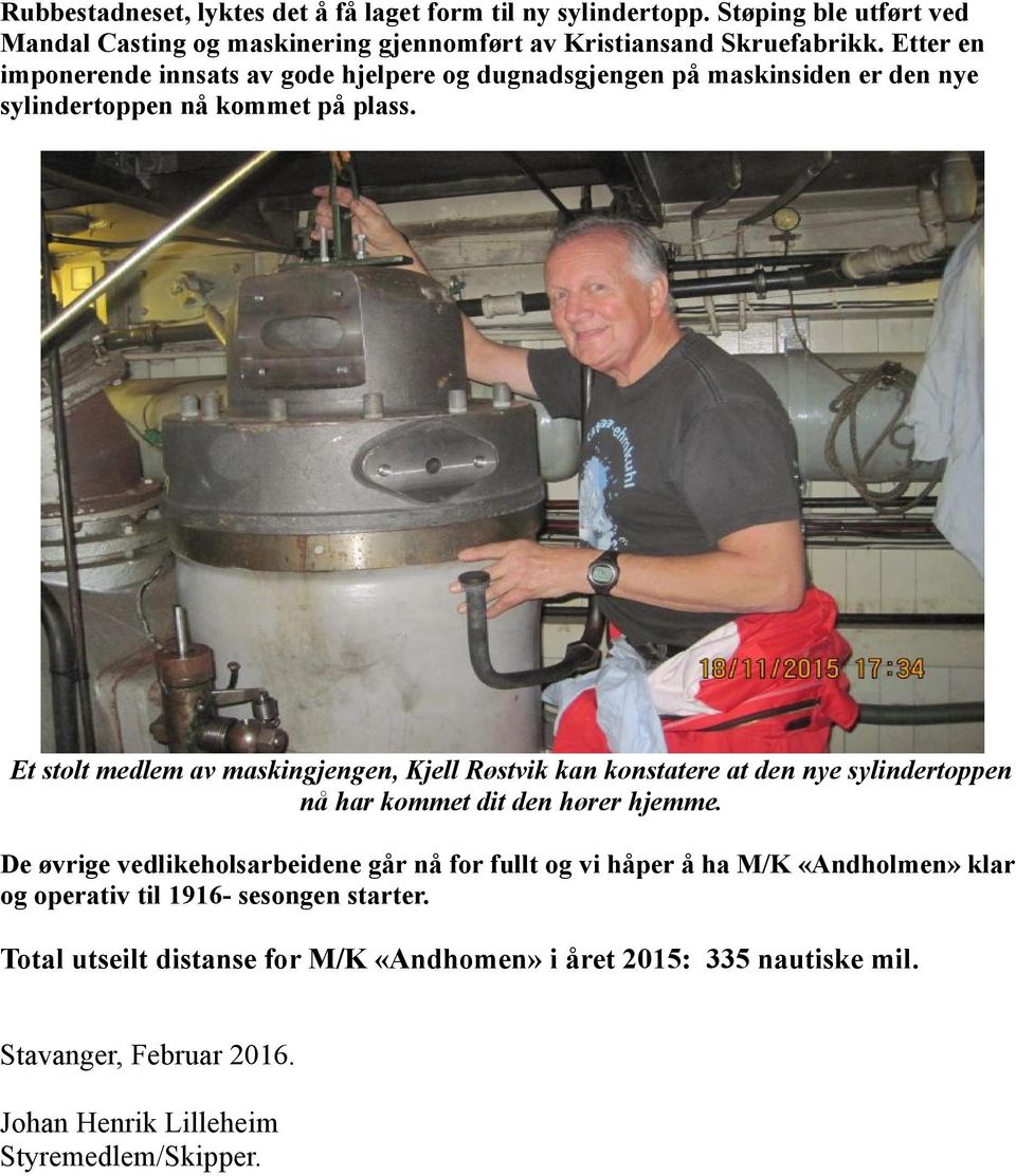 Et stolt medlem av maskingjengen, Kjell Røstvik kan konstatere at den nye sylindertoppen nå har kommet dit den hører hjemme.