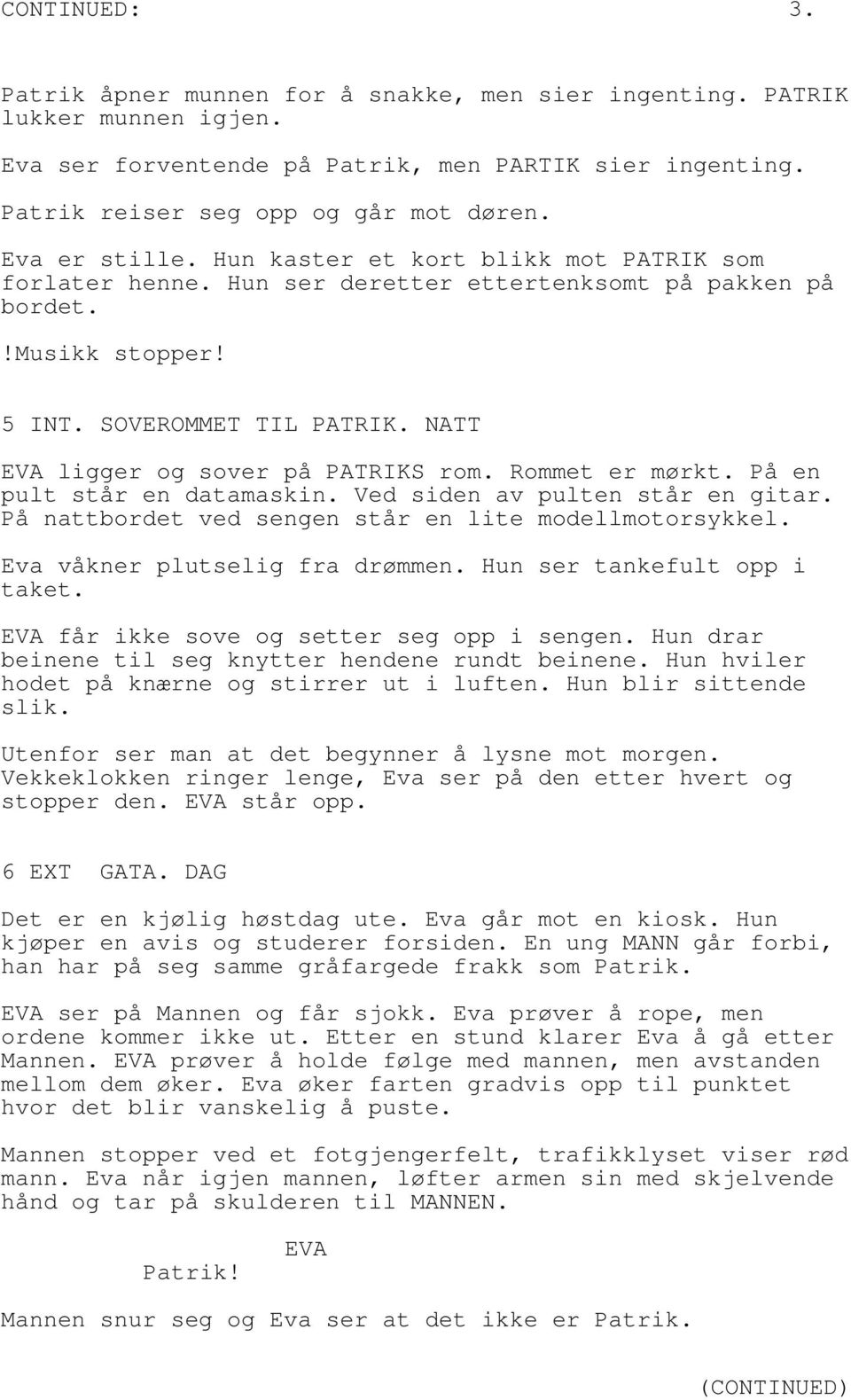 NATT EVA ligger og sover på PATRIKS rom. Rommet er mørkt. På en pult står en datamaskin. Ved siden av pulten står en gitar. På nattbordet ved sengen står en lite modellmotorsykkel.