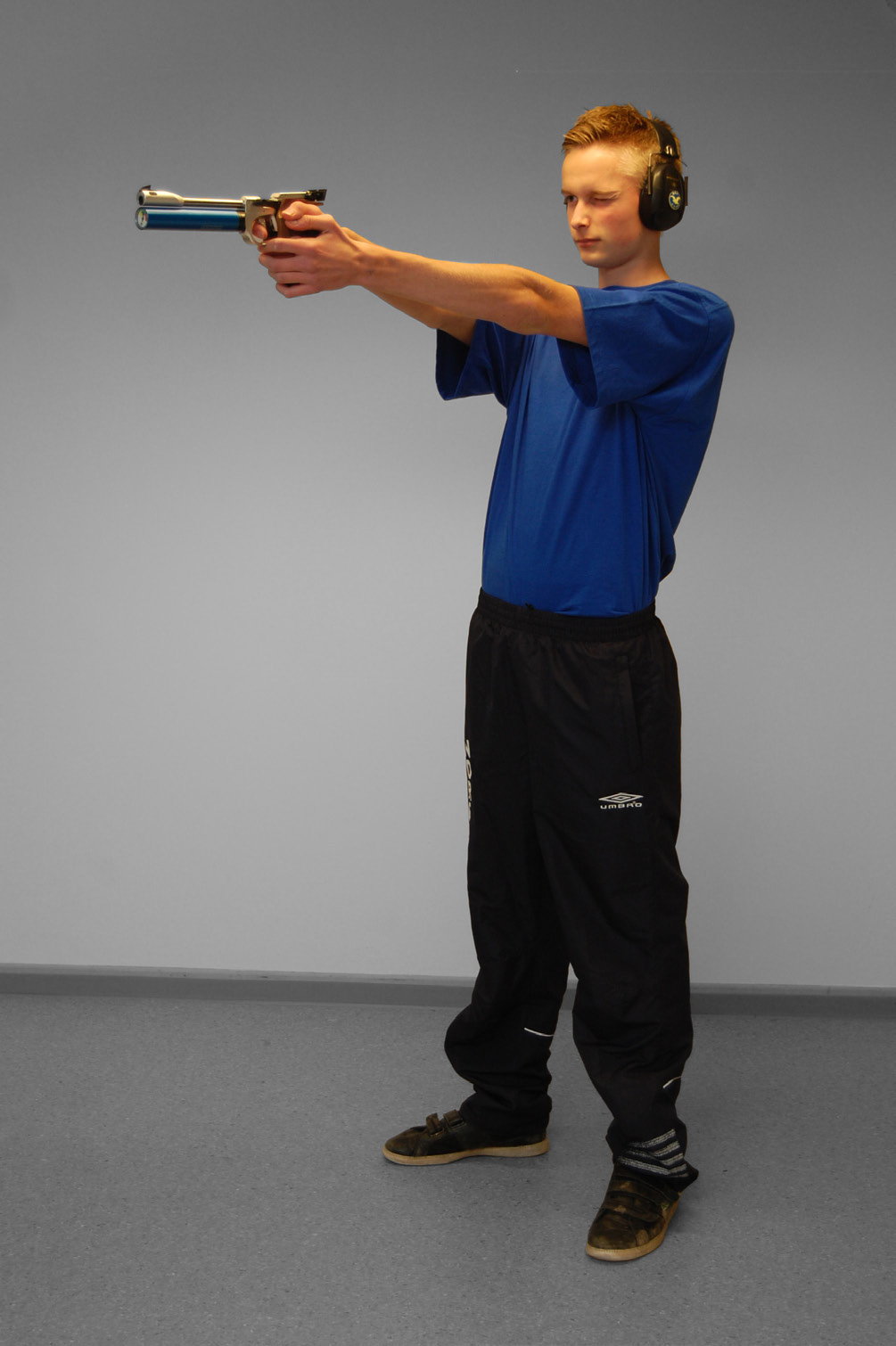 Øvelse for innlæring av siktebildet Begynn i sittende skytestilling med enhåndsgrep D. Skyt 2 x 5 skudd mot bakvendt skive E. Skyt 2 x 5 skudd mot rettvendt skive F.