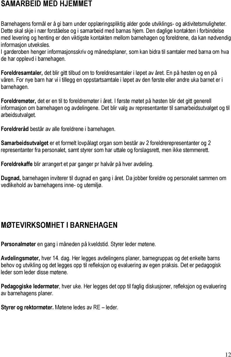 I garderoben henger informasjonsskriv og månedsplaner, som kan bidra til samtaler med barna om hva de har opplevd i barnehagen.