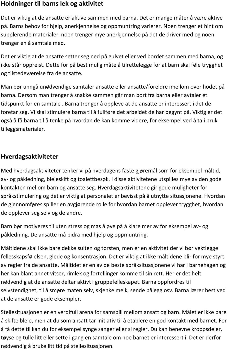 Det er viktig at de ansatte setter seg ned på gulvet eller ved bordet sammen med barna, og ikke står oppreist.