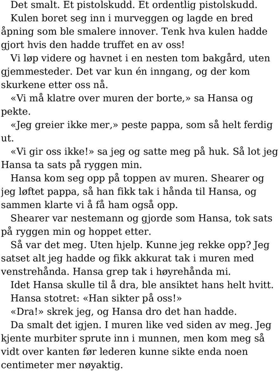 «Jeg greier ikke mer,» peste pappa, som så helt ferdig ut. «Vi gir oss ikke!» sa jeg og satte meg på huk. Så lot jeg Hansa ta sats på ryggen min. Hansa kom seg opp på toppen av muren.