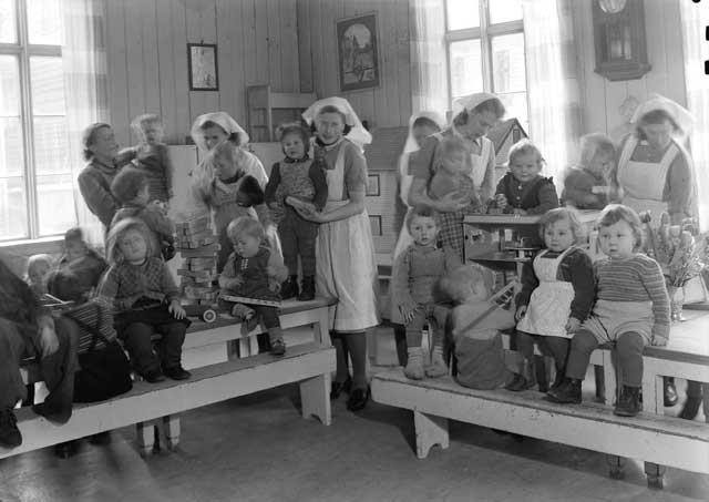 Historien noen knagger 1837 Første barnehage som pedagogisk institusjon (Kindergarten) Friedrich