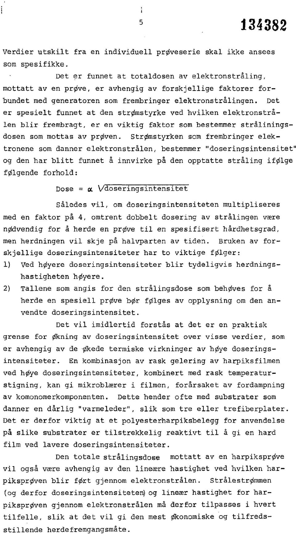 Det er spesielt funnet at den strømstyrke ved hvilken elektronstrålen blir frembragt, er en viktig faktor som bestemmer stråliningsdosen som mottas av prøven.