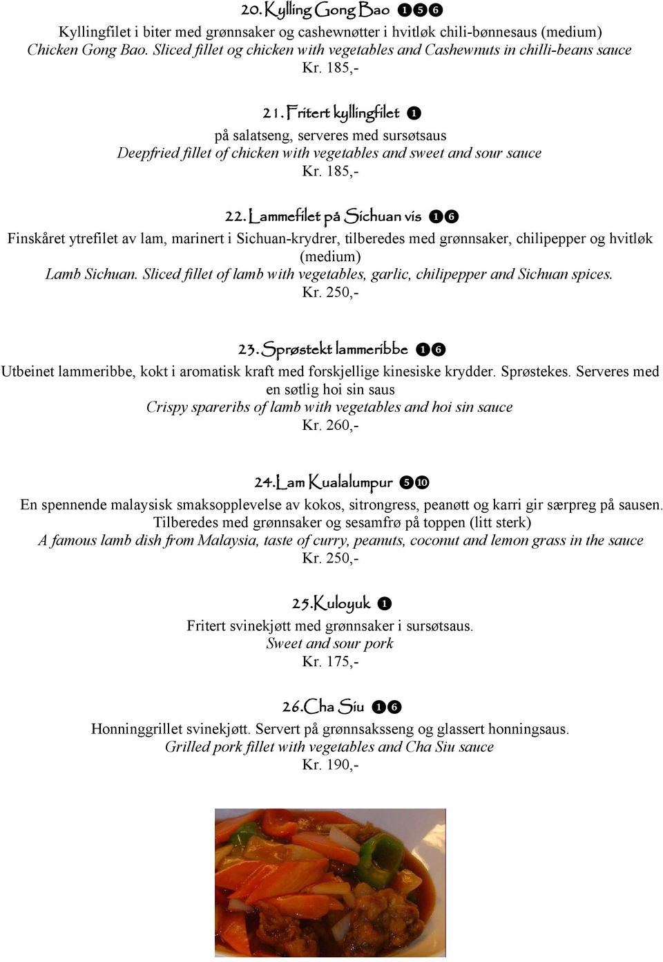 Fritert kyllingfilet ❶ på salatseng, serveres med sursøtsaus Deepfried fillet of chicken with vegetables and sweet and sour sauce Kr. 185,22.