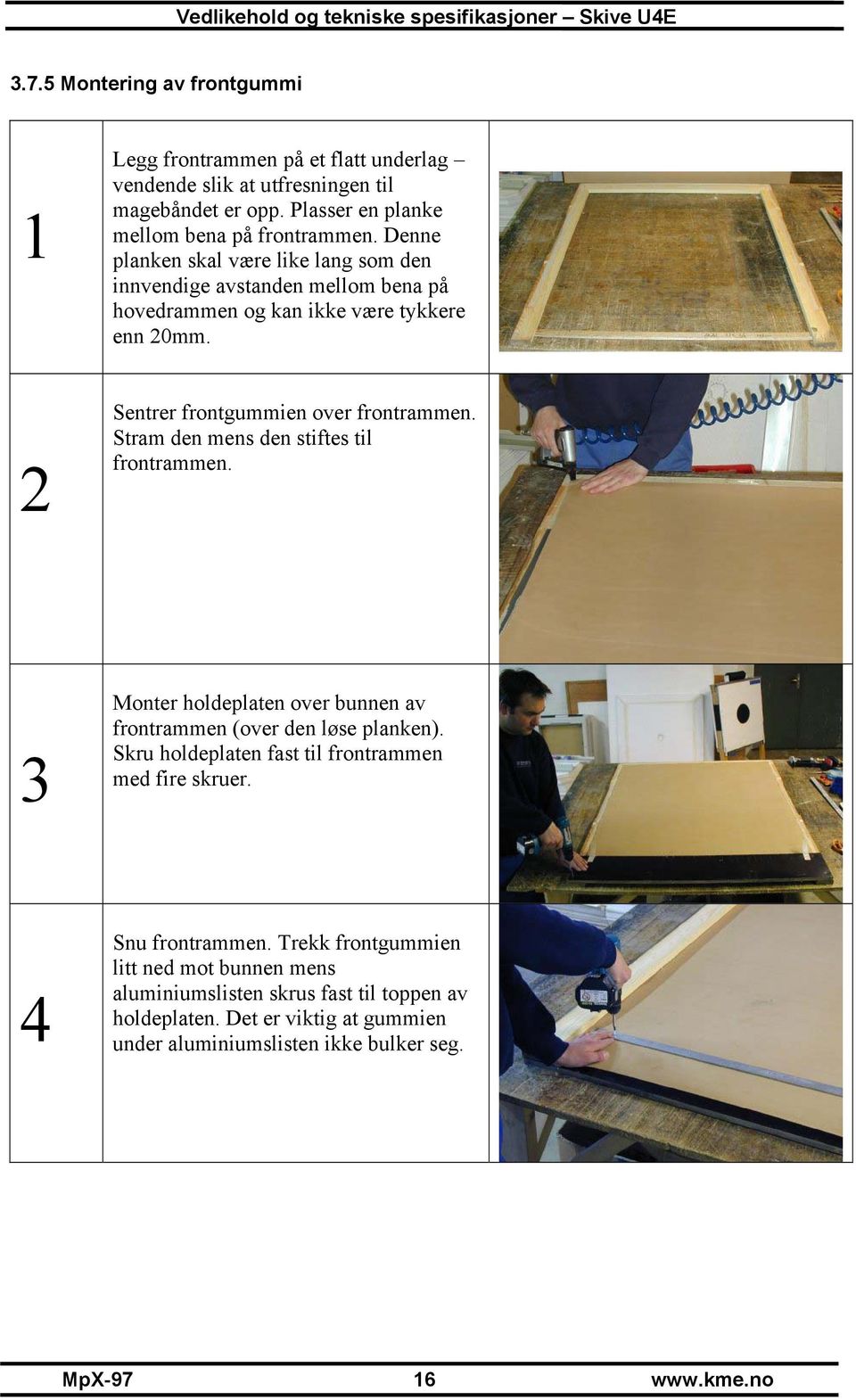 Stram den mens den stiftes til frontrammen. 3 Monter holdeplaten over bunnen av frontrammen (over den løse planken). Skru holdeplaten fast til frontrammen med fire skruer.