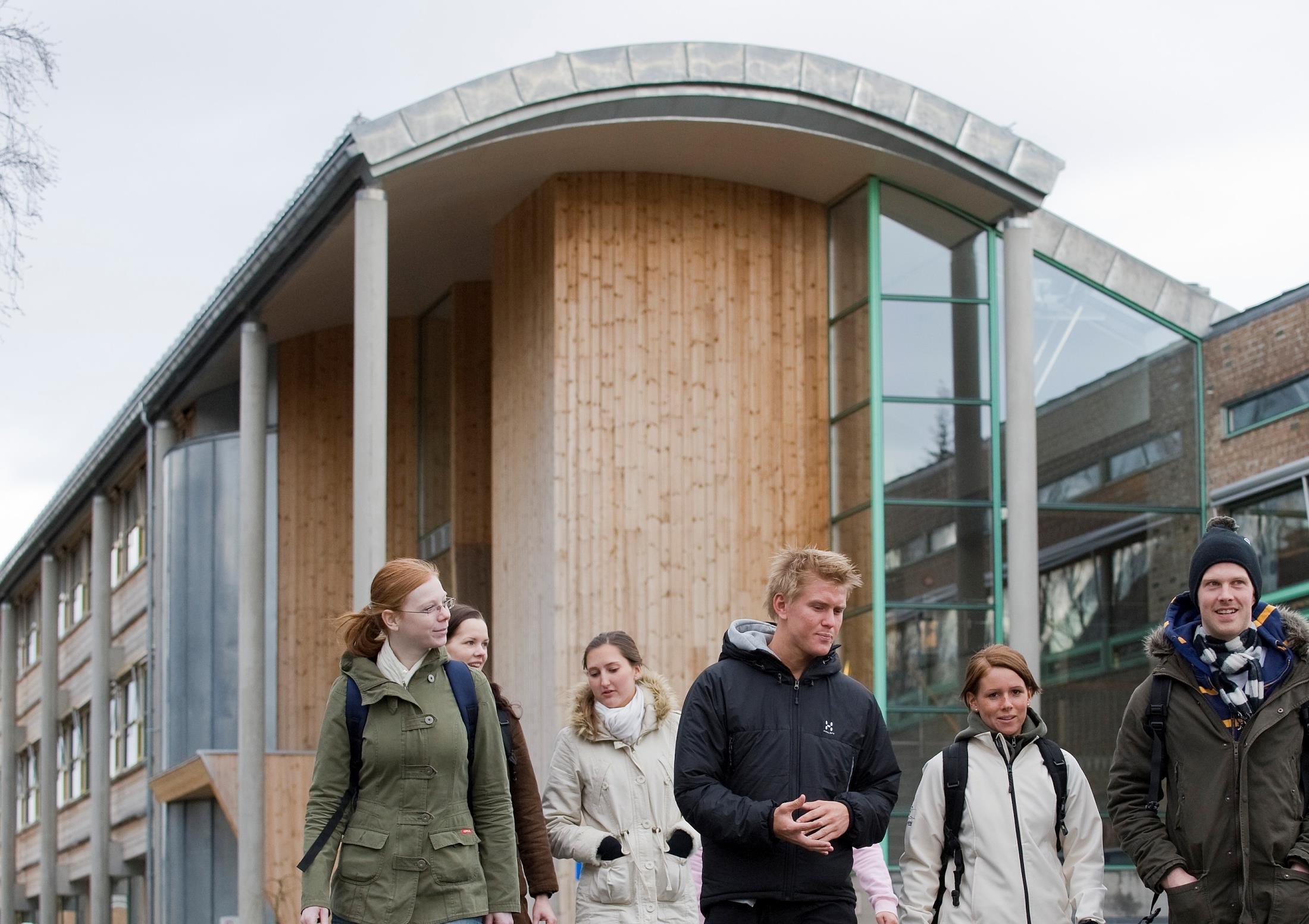 Strengere krav for å bli universitet Flere studenter på doktorgradsprogrammene Flere ferdig