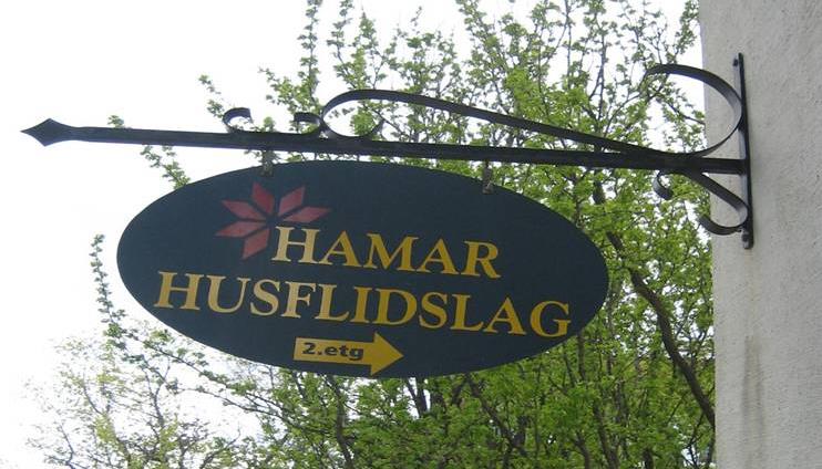 Vi har: Hamar Husflidslag holder til i Kirkegaten 12, 2. etasje. Norges Husflidslag som moderorganisasjon og dermed medlemsfordelene deres, som 6 nummer av Norsk Husflid, rabatt på kurs mm.