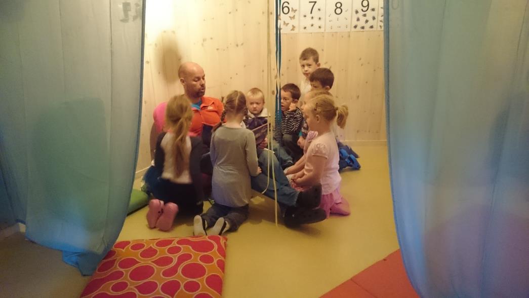 Barna kommer inn i mellomrommet og velger seg en bok, går inn i siloen og setter seg for å se i denne. Det kommer til å være minst en voksen i siloen i denne tiden.
