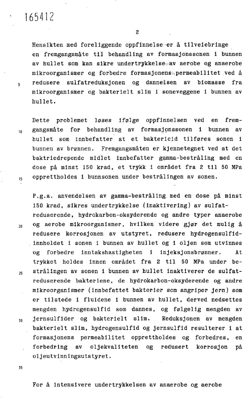 av hullet. Dette problemet løses ifølge oppfinnelsen ved en fremgangsmåte for behandling av formasjonssonen i bunnen av hullet som Innbefatter at et baktericid tilføres sonen i tunnen av brønnen.