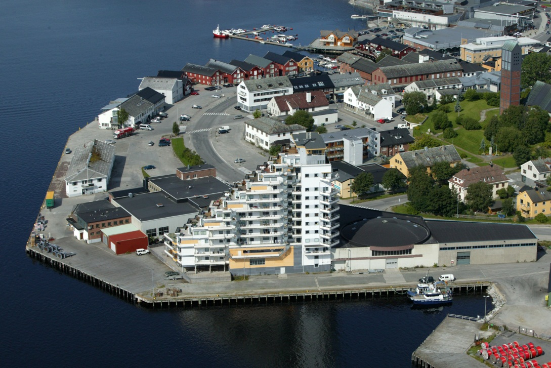 Sandkaia Posisjon: OSY Namsos City 64 27 48" N 11 29 36" E Byggeår: Ca. 1961 Kaifront: 60 meter. Dybder langs kai : Dybder LAT fra Øst(4,9-4,0-5,0-7,1) Kontrollert SeaScan 22/8 2007. Pullere: 3 stk.