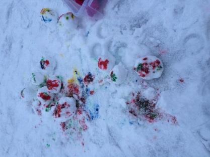 brukte den som inspirasjon under maleøkta etterpå. Her er de ute for å male på snø.