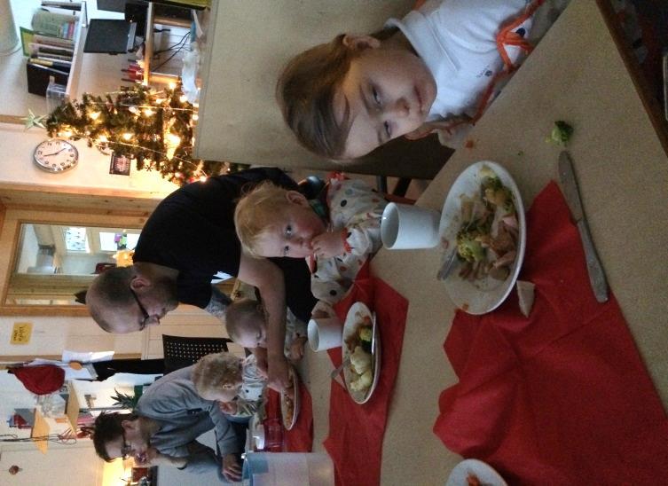 Barnas julebord er en koselig tradisjon som vi har på Kolsås. Da lager vi tradisjonell julemat, dekker langbord og pynter oss.