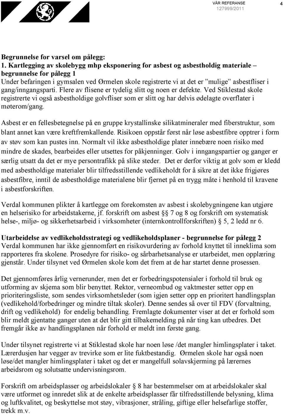 gang/inngangsparti. Flere av flisene er tydelig slitt og noen er defekte.