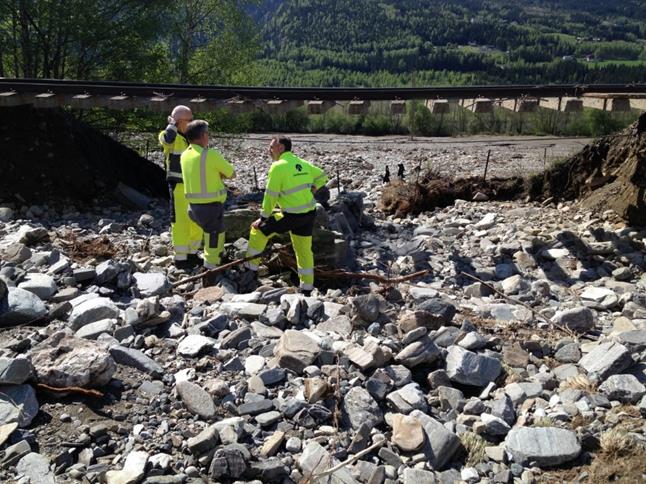 Hovedveier og Jernbane har ofte de samme problemene; - dårlig dimensjonering og dårlige dreneringsløsninger - for dårlig vedlikehold (stort etterslep pga for lite bevilgninger) Men det største