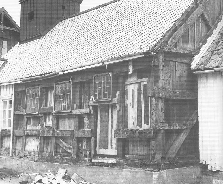 OS 06 I forbindelse med arbeidene i 1930-åra ble det tatt et fotografi av kirken som viser sørveggen og den søndre enden av østveggen.