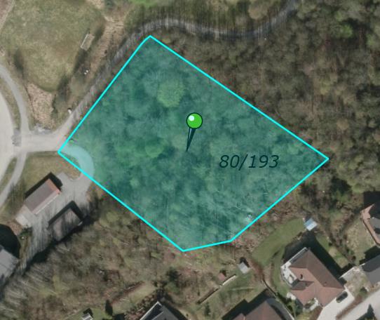 I sydøst er det 3 boligtomter med et tilrenningsareal til planområdet på 1.260 m². Samlet nedbørfeltet til planområdet er dermed 0,5 ha.