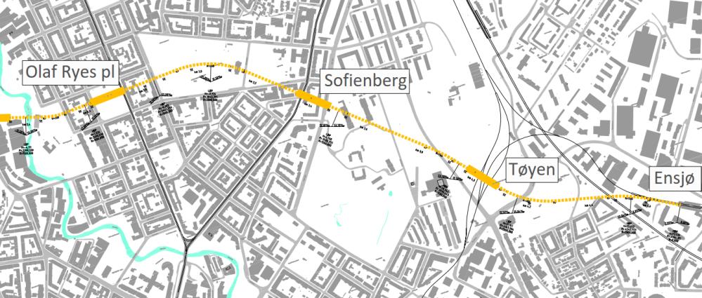 Ved kryssing av Trondheimsveien er det ny stasjon i fjell (Sofienberg) og gjennom Tøyenparker ligger traseen i kulvert. Fra Tøyen er traseen lik som de to traseene overfor. 7.2.