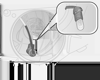 142 Pleie av bilen 4. Sett en ny lyspære i reflektoren slik at posisjoneringstappen på lyspæren flukter med fordypningen til reflektoren. 5. Fest kontakten til lyspæren. 6. Fest ledningsklemmen. 7.