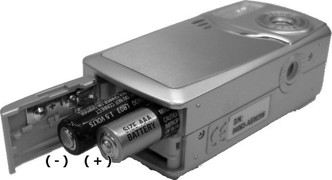 2 TA BILDER / TA OPP VIDEO 2. Sett inn batteriene (polaritet er vist på batterideksel) 3. Lukk batteridekslet. Anbefales: bruk oppladbare Ni-MH-batterier (www.trust.