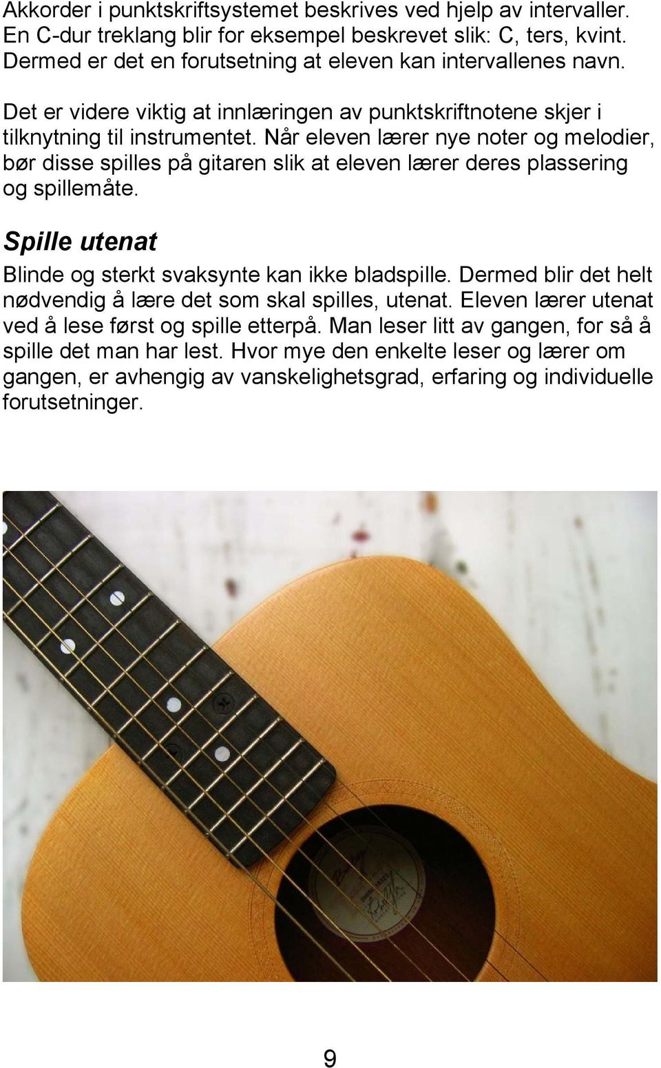 Når eleven lærer nye noter og melodier, bør disse spilles på gitaren slik at eleven lærer deres plassering og spillemåte. Spille utenat Blinde og sterkt svaksynte kan ikke bladspille.