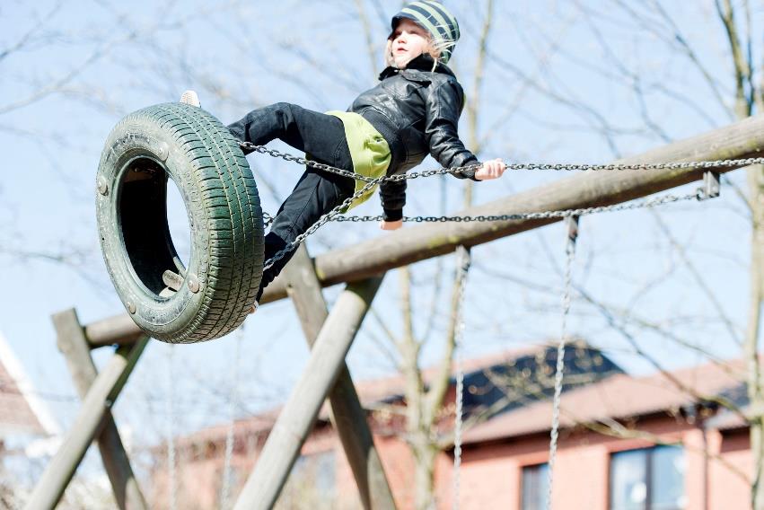 Å være ute er ingen garanti for aktivitet! Barn er mer aktive ute enn inne. Å være ute er ingen garanti for at barn er fysisk aktive.