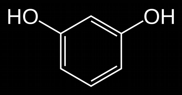Oppgave 2 (20 poeng) Figurene viser 1,2-dihydroxybenzen, 1,3-dihydroxybenzen, og 1,4-dihydroxybenzen: 1,2- dihydroxybenzen (katekol) 1,3-dihydroxybenzen (resorcinol) 1,4-dihydroxybenzen (hydrokinone)