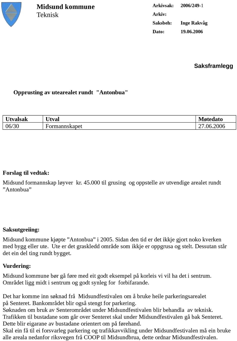 Ute er det graskledd område som ikkje er oppgrusa og stelt. Dessutan står det ein del ting rundt bygget.