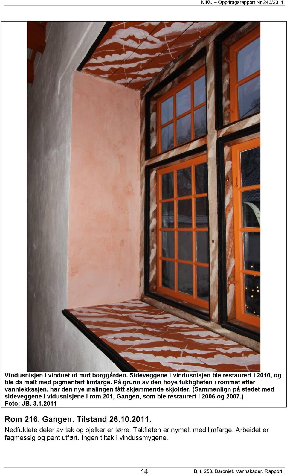 (Sammenlign på stedet med sideveggene i vidusnisjene i rom 201, Gangen, som ble restaurert i 2006 og 2007.) Foto: JB. 3.1.2011 Rom 216.