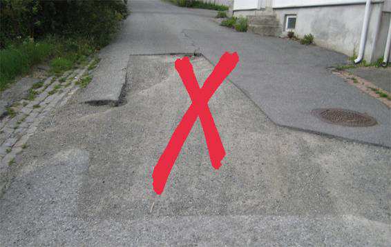 krakeleringer langs asfaltskjøt, verken i eksisterende dekke eller i det reasfalterte arealet. 5.6.