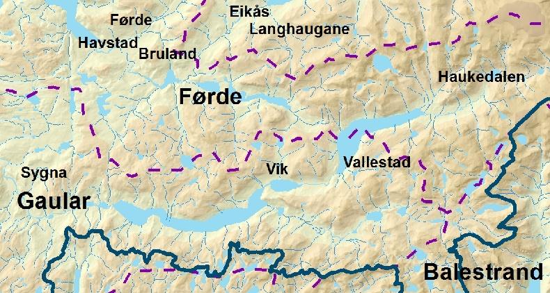 Figur 30 Vassområdet Sunnfjord med blå linje. Delområda Gaular og Førde med stipla fiolett line. Planområdet er antyda med lys blå.