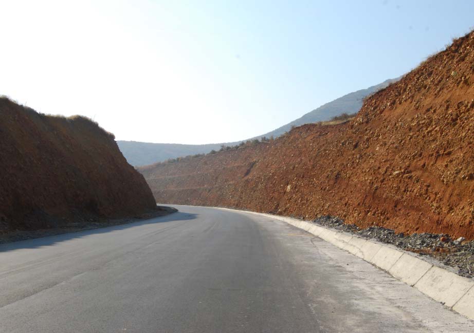4 - Nëntor 2011 opinion Ne foto: Pamje nga segmenti i papërfunduar i Rrugës së Arbërit që lidh qytetin e ri të Bulqizës me Qafën e Buallit.