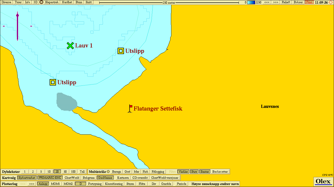 Figur 2.3: Kartet viser sjøområdet like utenfor settefiskanlegget. De gule firkantene markerer de to utslippspunktene. Kart kilde: Olex. Tabell 2.