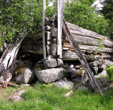 10 11 Oter (GR) Stor kvernstein (JSA) Rester av seterbygg på Nordre Hoemsvoll (JSA) HISTORIE OG KULTURMINNER Gruvedrift og kvernsteinutvinning Det finnes flere jernovnanlegg i området, blant annet på