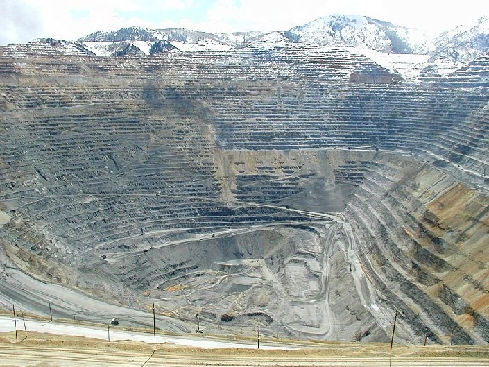 Ressursran og rasering av natur Verdas største diamantgruve og nest største hol Mir, Jakutia, Sibir,