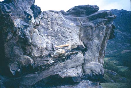 Amfibolitten er også en bergart som gir et godt jordsmonn, men den er vanligvis atskillig mer motstandsdyktig mot forvitring. På dette stedet kan man se at marmoren er en lagdelt bergart.