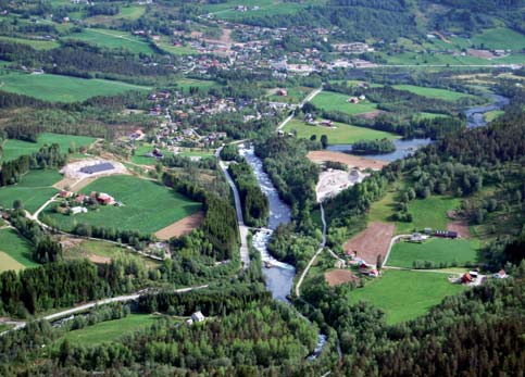 På utbyggingsstrekninga renn elva Jølstra gjennom eit kulturlandskap, med eit bustadfelt og E39 langs
