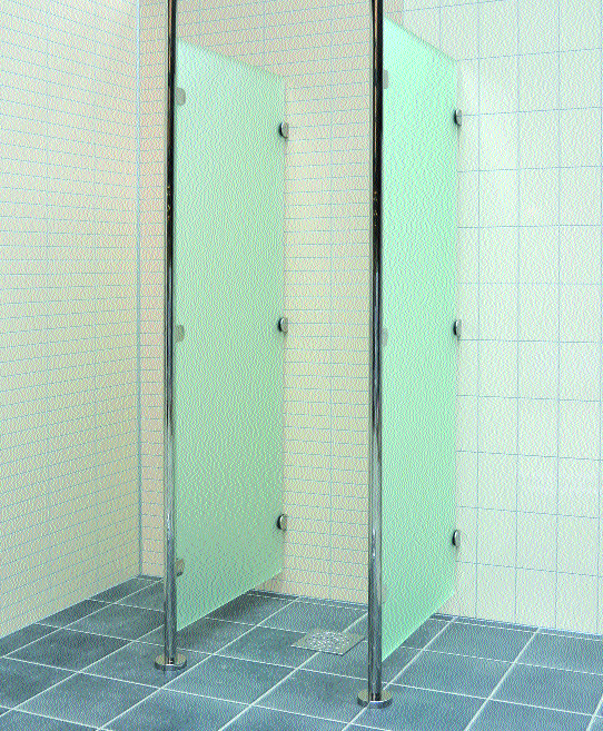 400 Oppsettet viser: 8 mm frostra glass 800x1900mm Montert i glassklemmer til vegg og rør Rustfritt rør med gulv og takfeste Børstet