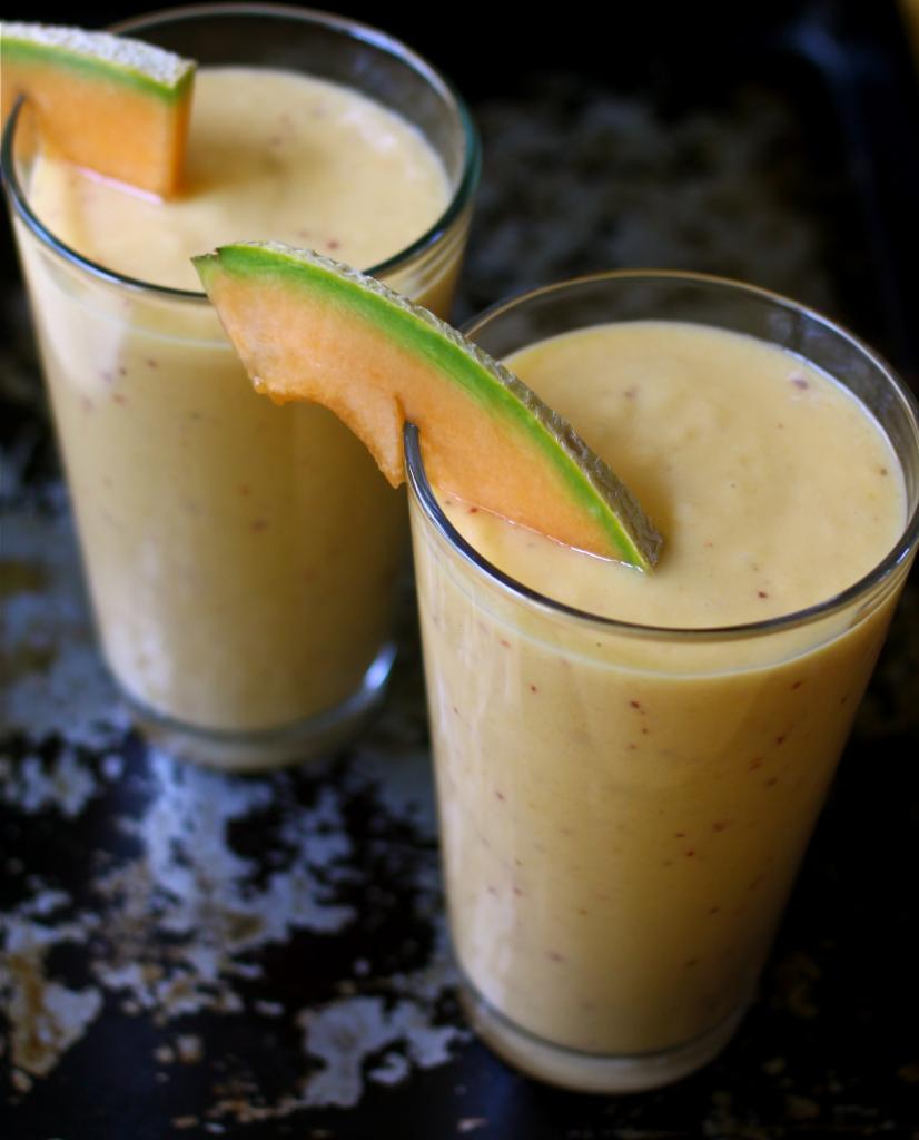 ANANAS OG MELON SMOOTHIE - 1 ananas - 1 melon (honning eller cantaloupe) - 2 dl jordbær - Mango- eller eplejuice - 6-7 isbiter 1. Skrell ananas og del i biter. 2. Skrell melon, ta vekk evt.