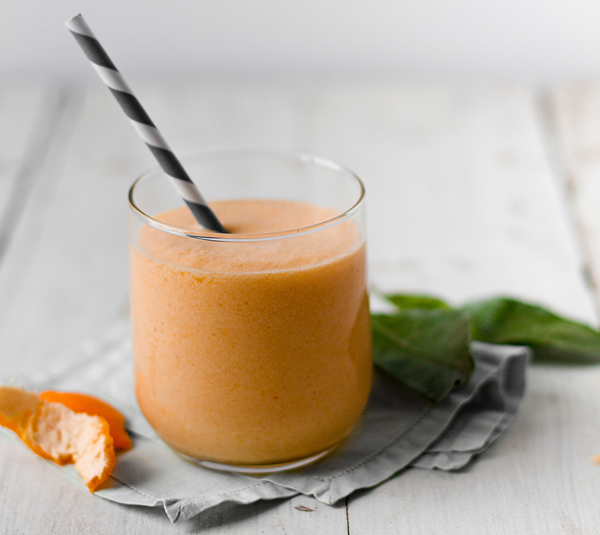 SPICY MANGO SMOOTHIE - 5 dl mango - 1 mandarin - saften av 2 lime - ¼ - ½ rød chili - 1 spiseskje honning - 3-4 dl kokosvann eller mandelmelk - Evt. 6-7 isbiter. 1. Skrell frukten og kutt opp i biter.