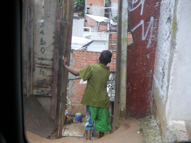 FAVELA Favela er et boligstrøk som kanskje kan oversettes med fattigstrøk eller slum. Husene kan variere fra helt enkle skur, til mer solide murhus.