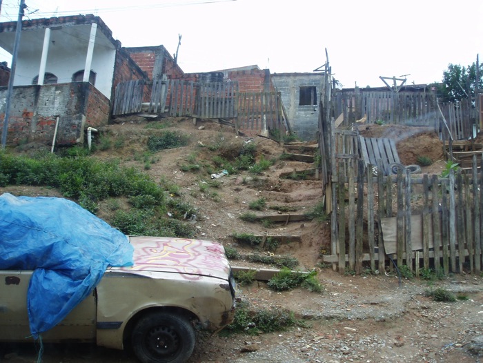 Husene kan variere fra helt enkle skur, til mer solide murhus. Dette henger sammen med eiendomsretten i Brasil. Lovverket gir en person rett til jord dersom personen har besatt jordflekken i 5 år.